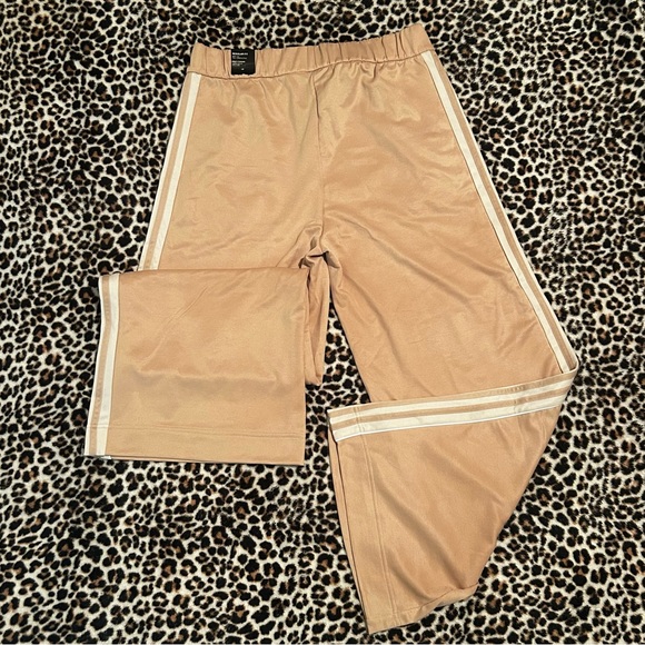 NWT Adidas Regular Fit Wide Legs sz L - Picture 3 of 4